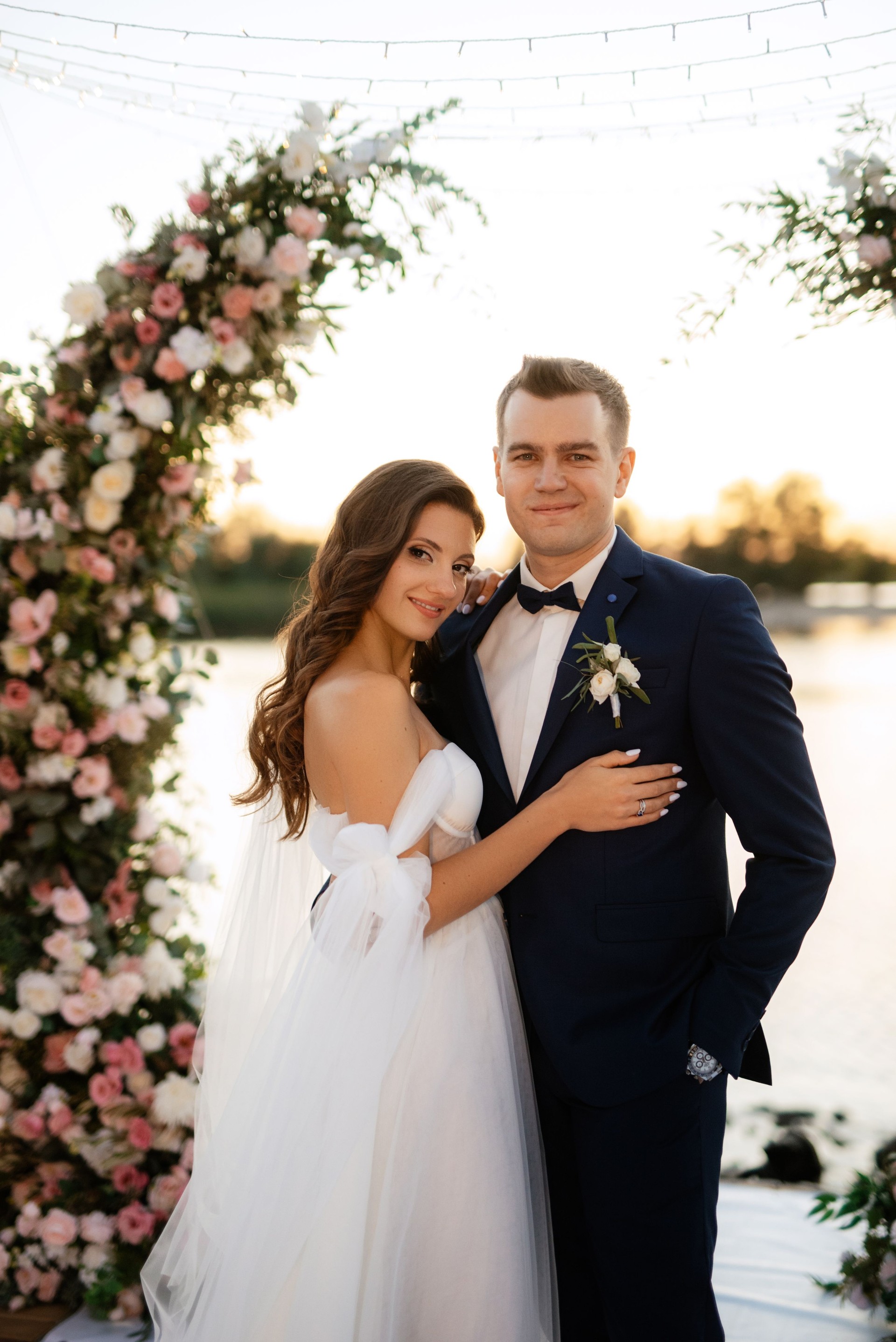 bride and groom against the backdrop of a yellow sunset